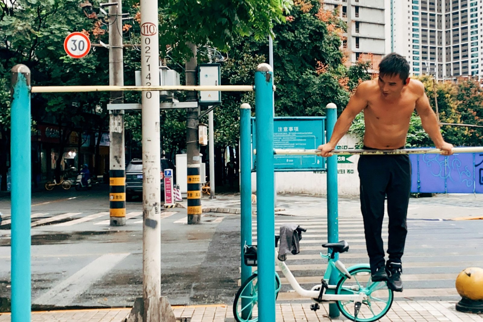 exercicio de Dip na barra